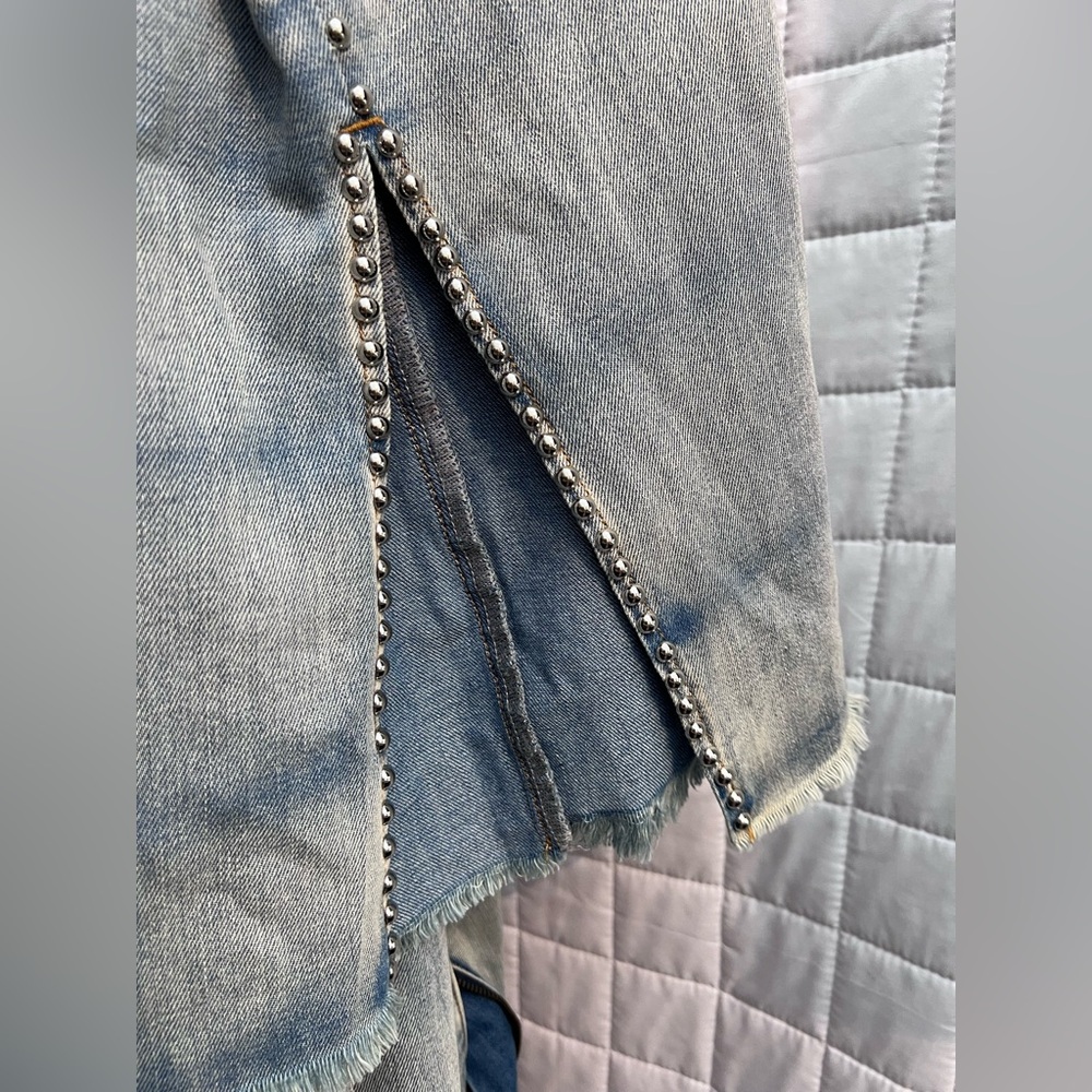 POL Light Wash Flare Jeans - Picture 9 of 9